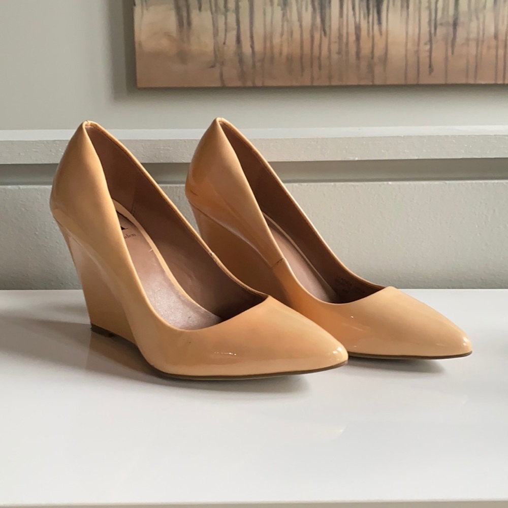 Nude patent leather Pointy toe with wedge pumps